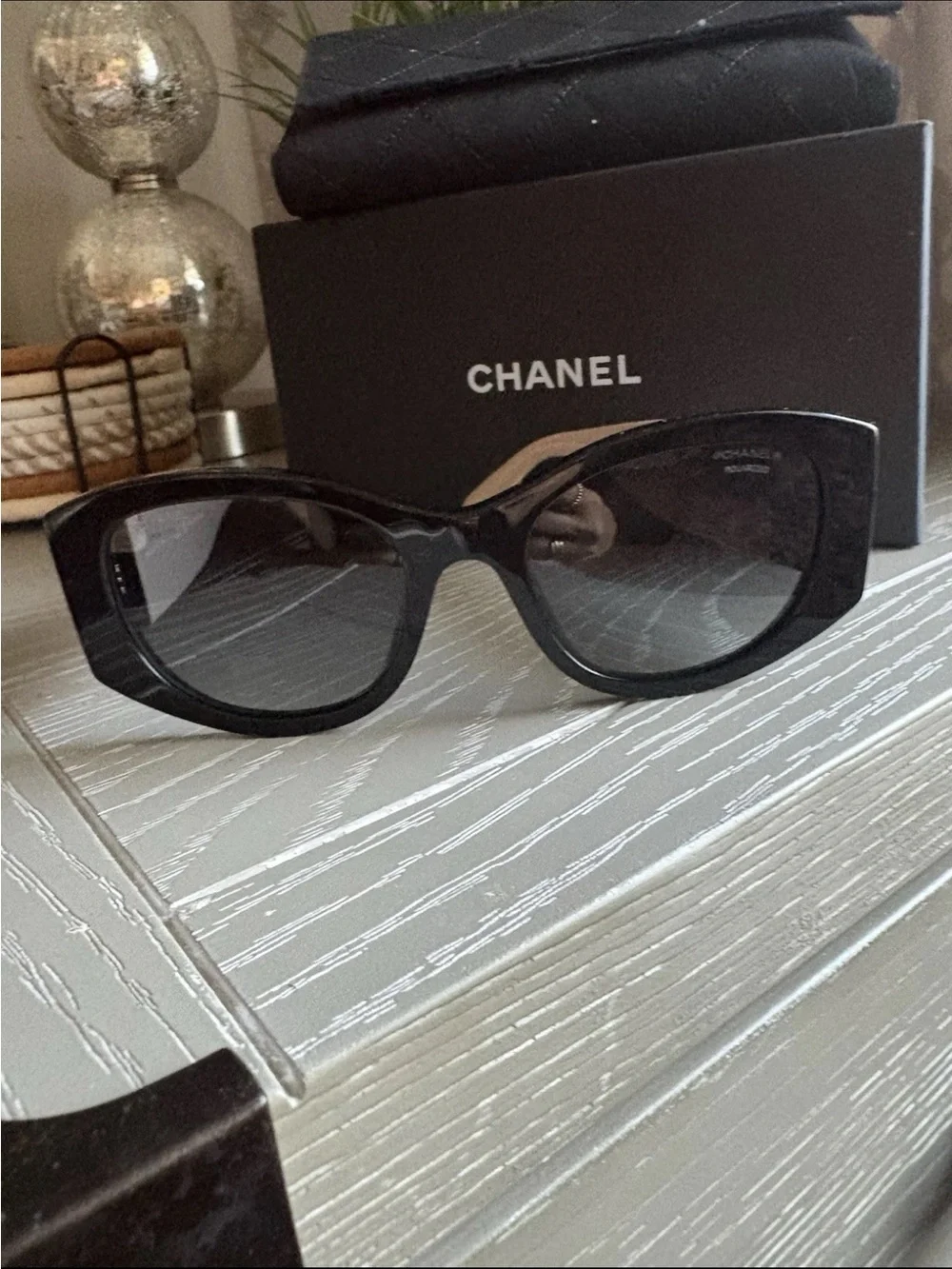 CHANEL Black Sunglasses with Beige Logo Temples Polarized NEW